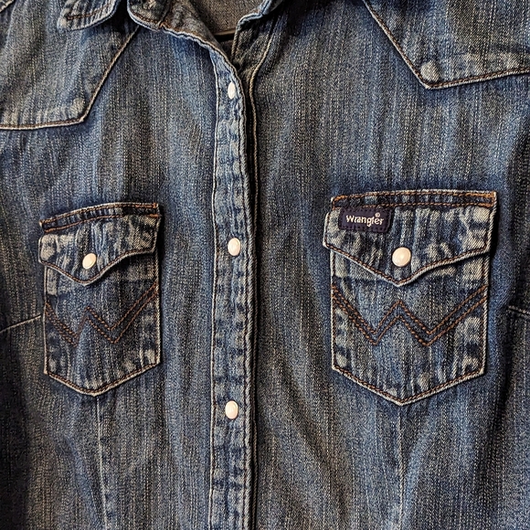 Women's Wrangler Embroidered Southwestern Denim Pearl Snap Shirt M - Picture 6 of 6